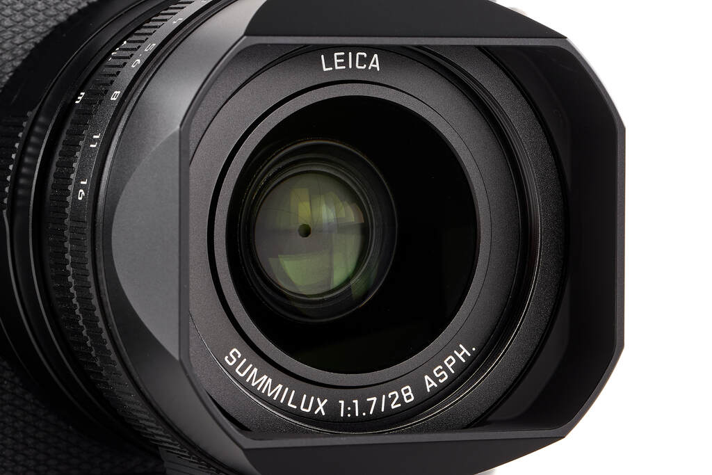 Leica Q3 19080 - like new with one year guarantee