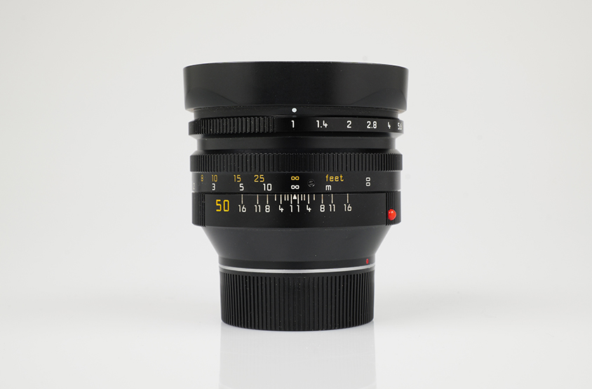 Leica NOCTILUX-M 1/50 m. Sliding lens hood