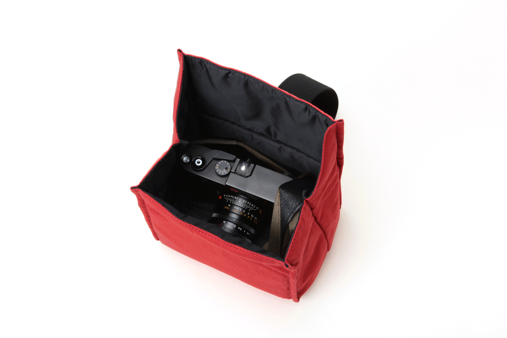 Artisan&Artist Canvas camera pouch ACAM 76 RED Artisan&Artist Canvas camera pouch ACAM 76 RED