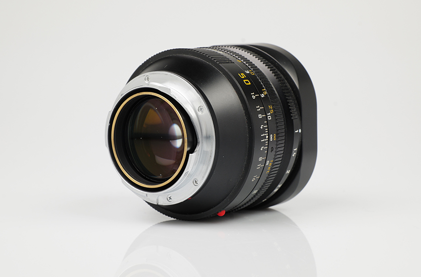 Leica NOCTILUX-M 1/50 m. Sliding lens hood