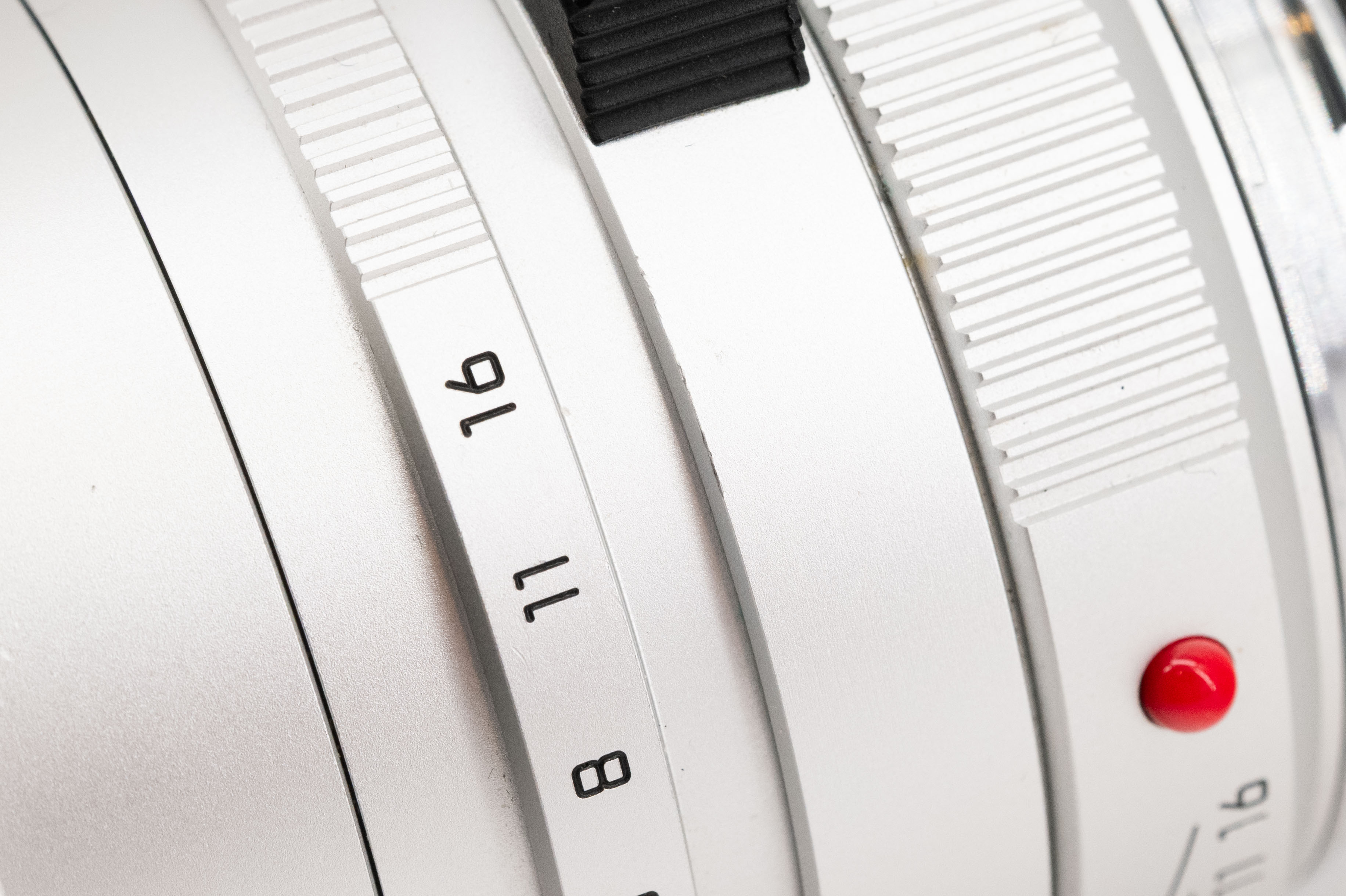 Leica Summilux-M 35mm f/1.4 ASPH FLE Silver Anodised 11675