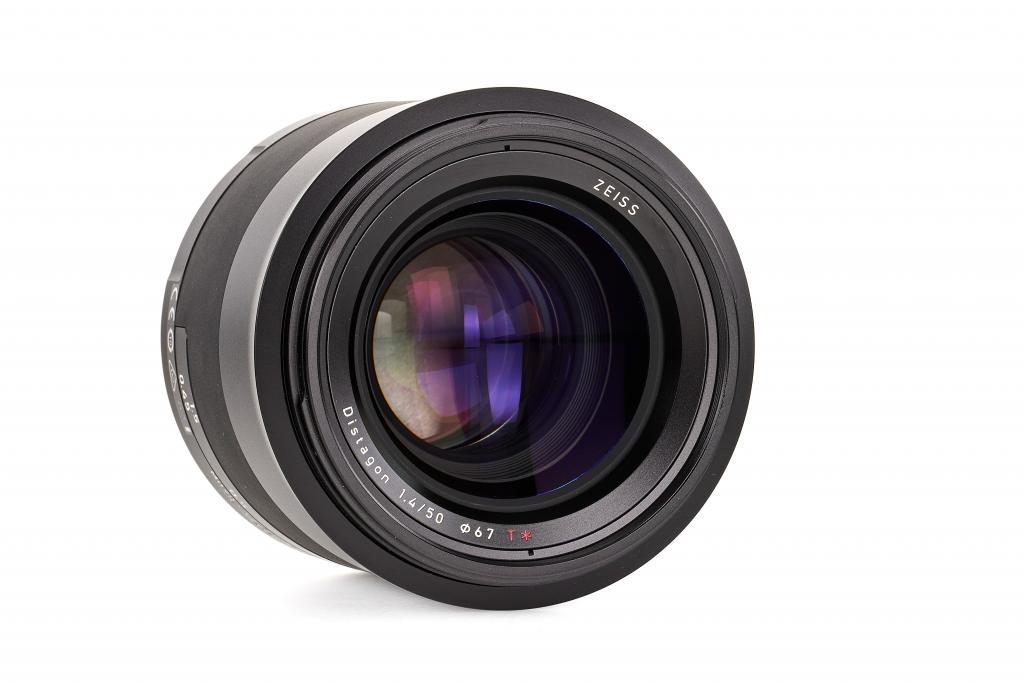 Zeiss Milvus 1:1.4/50mm f. Canon (inkl. Sonnenblende) Zeiss Milvus 1:1.4/50mm f. Canon (inkl. Sonnenblende)