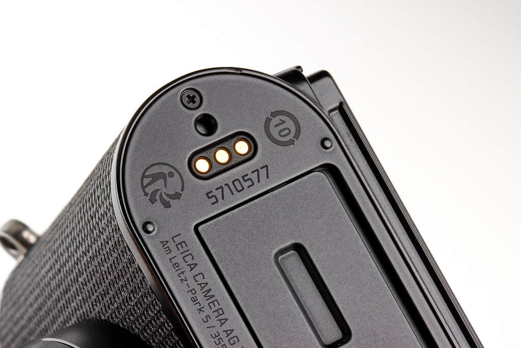 Leica Q3 19080 - like new with one year guarantee
