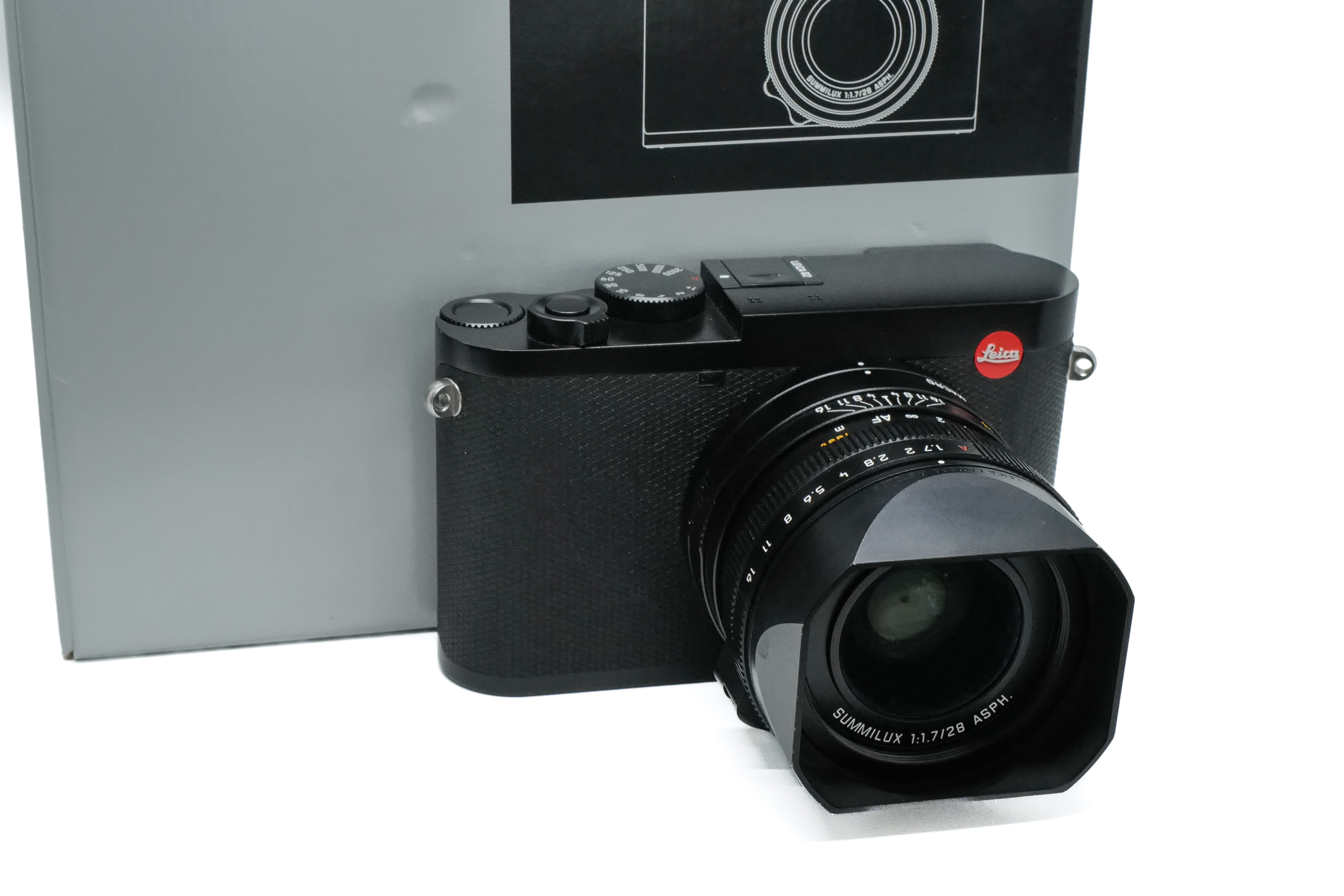 Leica Q2, black.