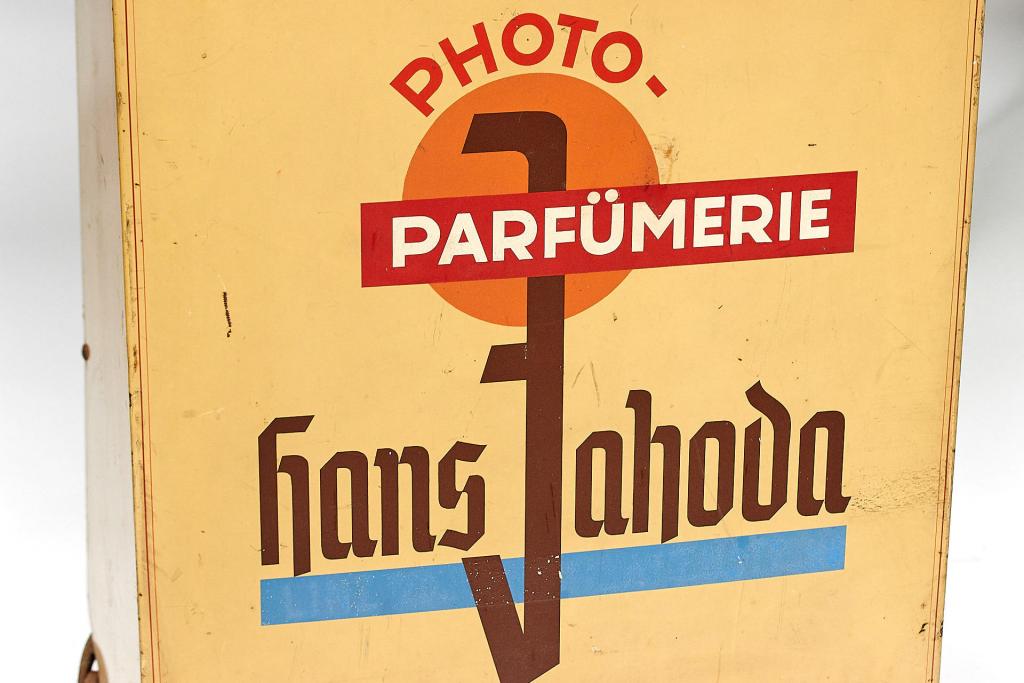 Film Vending Machine 'Photo - Parfümerie Hans Jahoda' - PLEASE ASK FOR SHIPPING COSTS