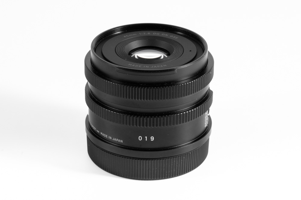 SIGMA 45 mm f2.8 DG DN. SIGMA 45 mm f2.8 DG DN.