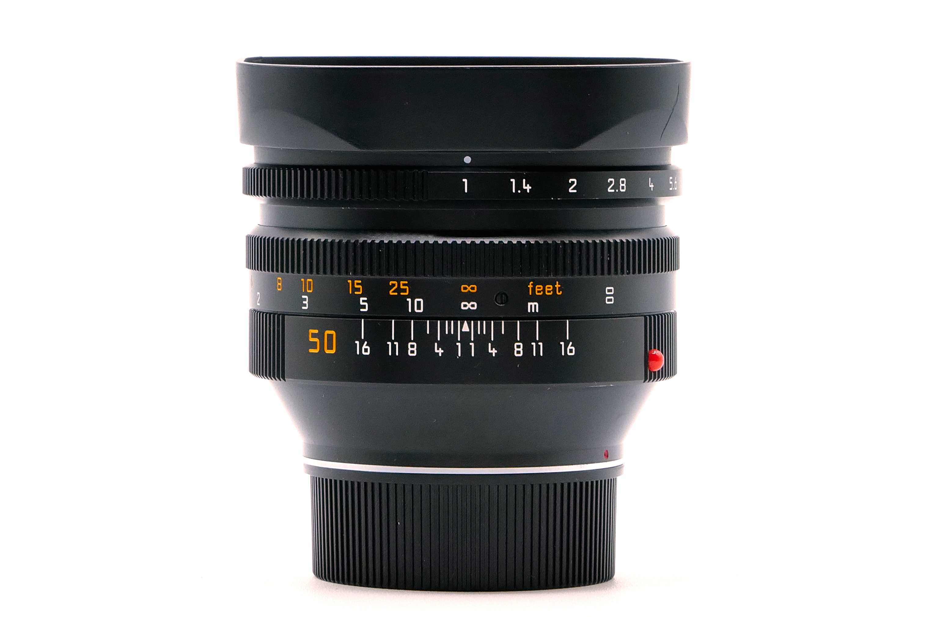 Noctilux-M 1:1/50 mm with integrated lens hood