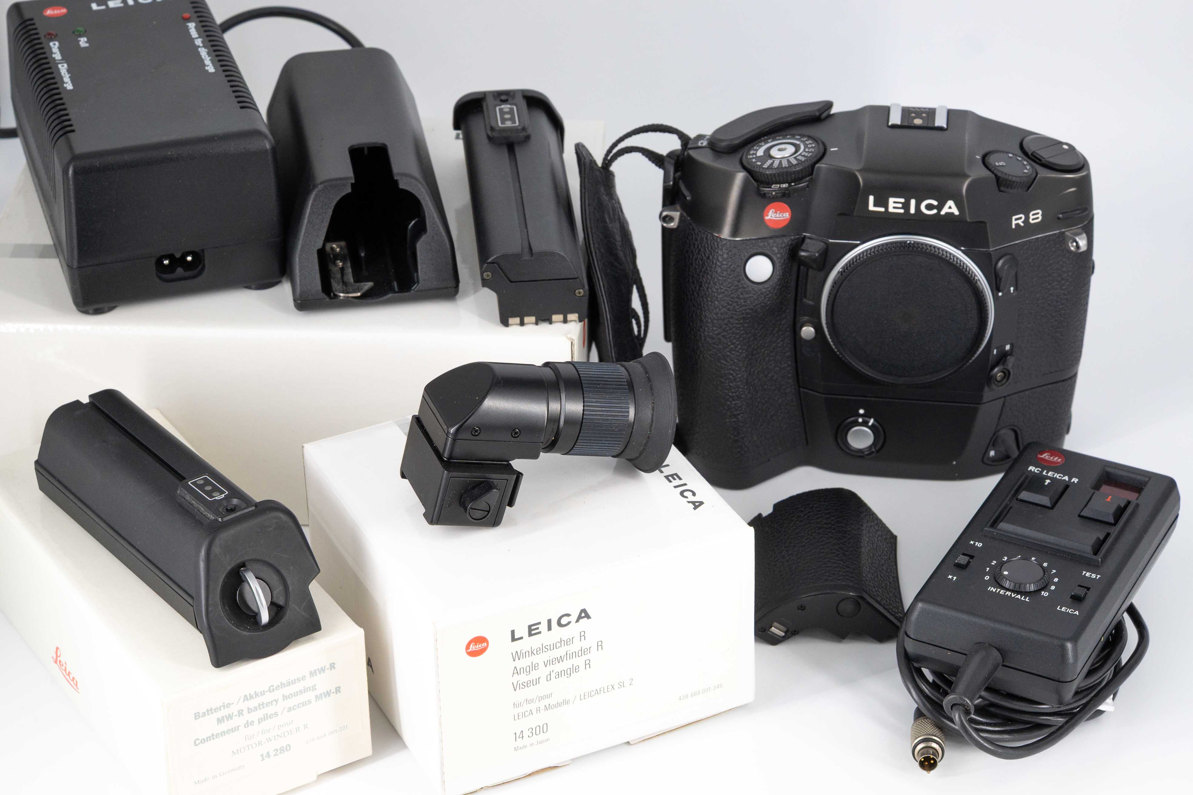 R8, schwarz verchromt