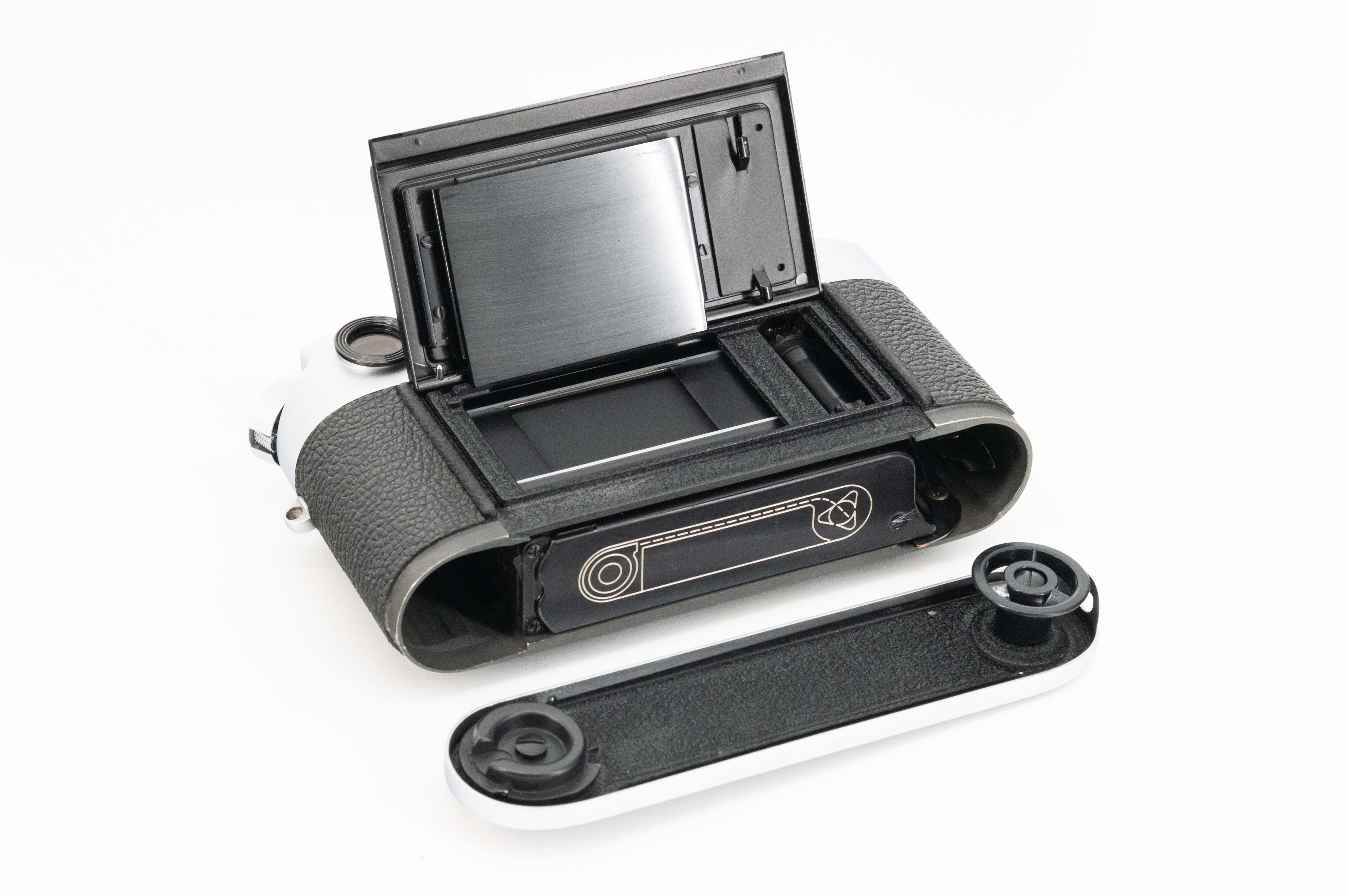 Leica M4 Silver Chrome Outfit 10400