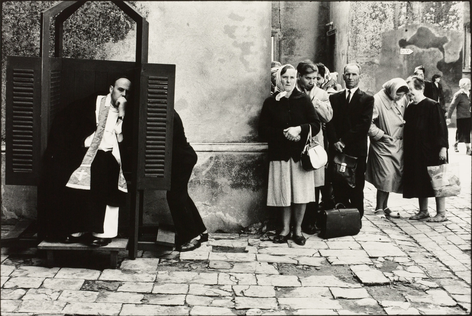 ELLIOTT ERWITT (* 1928) - Open Air Confession, Poland 1964