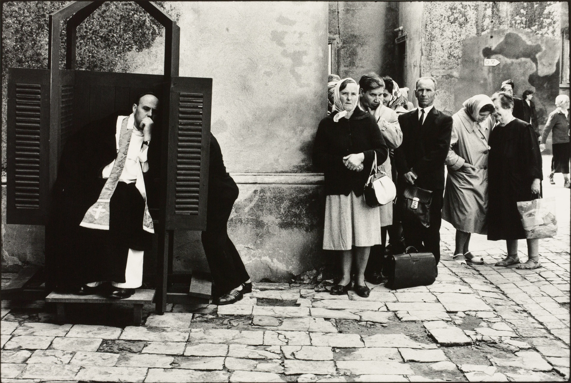 ELLIOTT ERWITT (* 1928) Open Air Confession, Poland 1964 ELLIOTT ERWITT (* 1928) Open Air Confession, Poland 1964